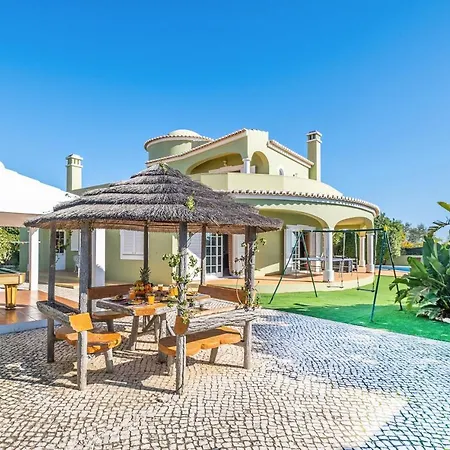 San Juan - Refúgio Tranquilo Com Piscina Aquecível E Jardim Em Villa Carvoeiro (Lagoa)