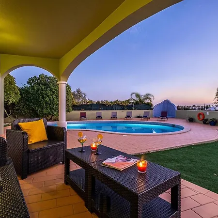 San Juan - Refúgio Tranquilo Com Piscina Aquecível E Jardim Em Villa