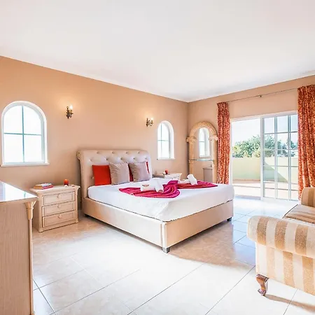 Villa San Juan - Refúgio Tranquilo Com Piscina Aquecível E Jardim Em Carvoeiro (Lagoa)