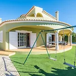 San Juan - Refúgio Tranquilo Com Piscina Aquecível E Jardim Em Villa